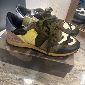 Valentino Rockrunner Rockstud Sneakers Camouflage Olive Green 40 10